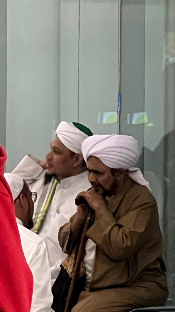 Alhabib Umar bin Hafidz, siapa yang tak mau dekat? Siapa yang tak luluh hati ini di dekatnya? Jika senyuman nya saja menggetarkan hatimu untuk dekat dengan Allah Ta'ala, 𝗕𝗔𝗚𝗔𝗜𝗠𝗔𝗡𝗔 dengan senyuman Kakek nya Baginda Rasulullah Shallahu Alaihi Wa Sallam...

Semoga kita semuanya bisa berkumpul dengan orang-orang sholeh dan pemimpin kaum sholihin Baginda Rasulullah Shallahu Alaihi Wa Sallam

RUMAH TAHFIDZ GRATIS YAYASAN AT-TANWEIR NUR MUHAMMAD
Donasi Dukungan :
Rek.BSI atas nama Yayasan At-Tanweir Nur Muhammad 8888-466-461
Follow : @alhabib_abdullah_alhabsyi
- - - - - - - - - - - - - - - - - - - - - - - - - - - - - -
INFO : 0813-1111-5929
Jazakumullah Khairal Jaza Wa Barakallahu Fiikum
Silahkan dishare / Bagikan , Semoga Bermanfaat
#apakabarmudenganallah #yarasulallah #islamituindahttv #maulidnabi #habibumarbinhafidz #habibumar #abahgurusekumpul #habibalialjufri #alhabibabdullahalhabsyi #alhabibabdullah
#kisahsangrasul #tablighakbar #mekkah #arab #viral #trending #fyp